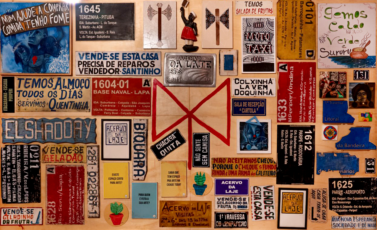 Acervo da Laje (Salvador, Bahia, 2011). Painel com aplicação de carimbos, placas, objetos e materiais diversos, 315 x 275 cm