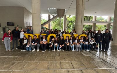 Estudantes participam de visitas de orientação profissional