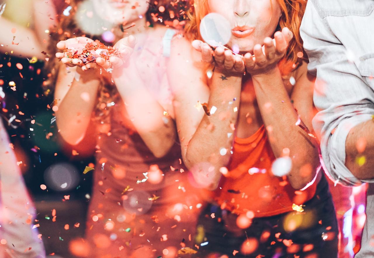 Passo a passo: gelatina e água de beterraba se transformam em glitter sustentável para o Carnaval