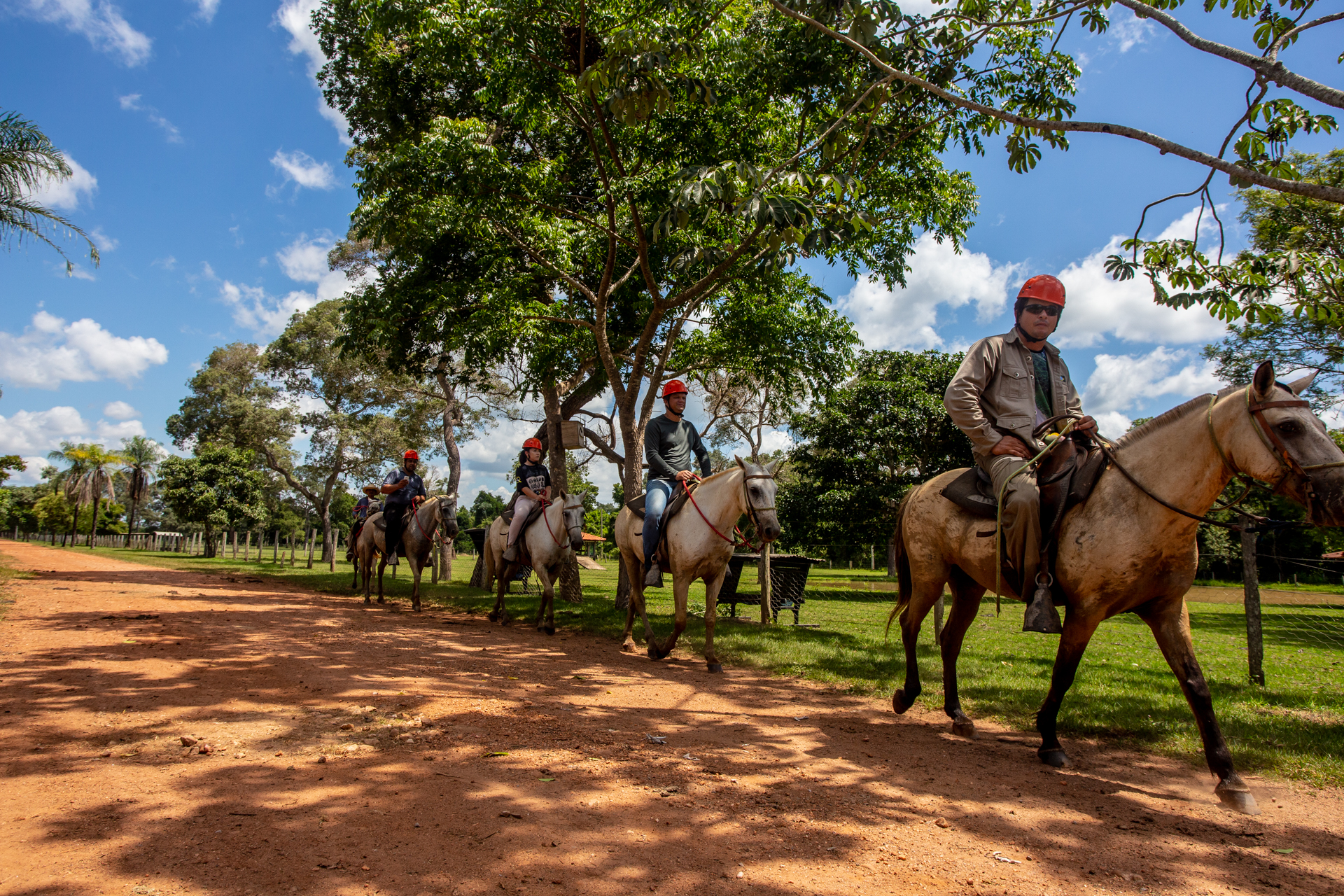 Sábado no Parque tem programação gratuita com passeios a cavalo, trilha e shows no Sesc Baía das Pedras