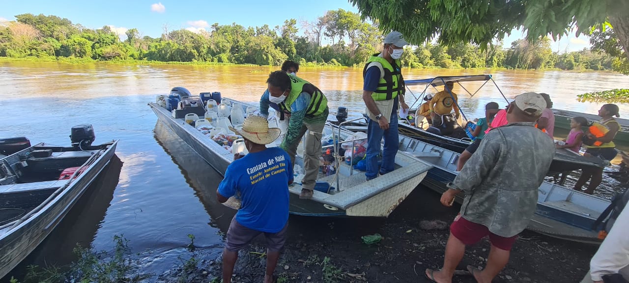 Sesc Pantanal, Judiciário e ONG doam cestas básicas e combustível para comunidade ribeirinha