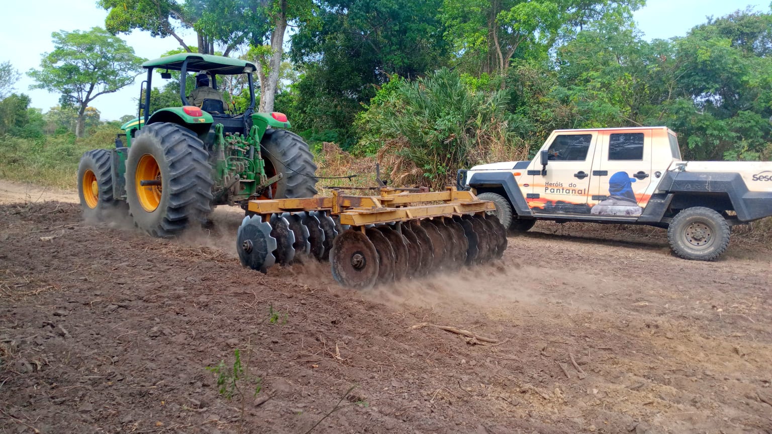 Integração de brigadistas combate focos de incêndio no Pantanal de Poconé e Barão de Melgaço