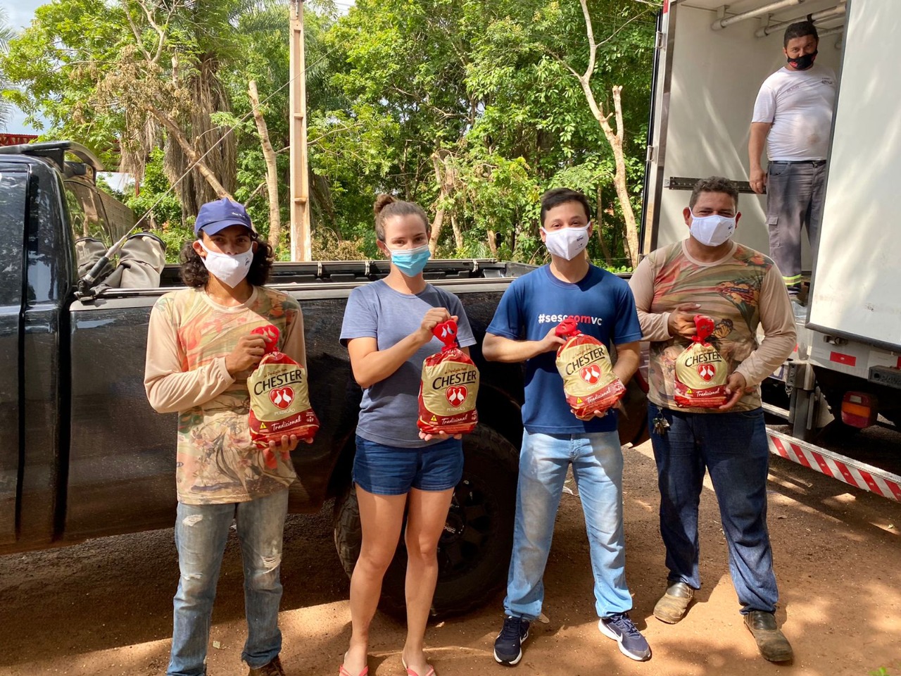 Sesc Pantanal realiza doação de chesters para ceia natalina e cestas básicas para famílias pantaneiras