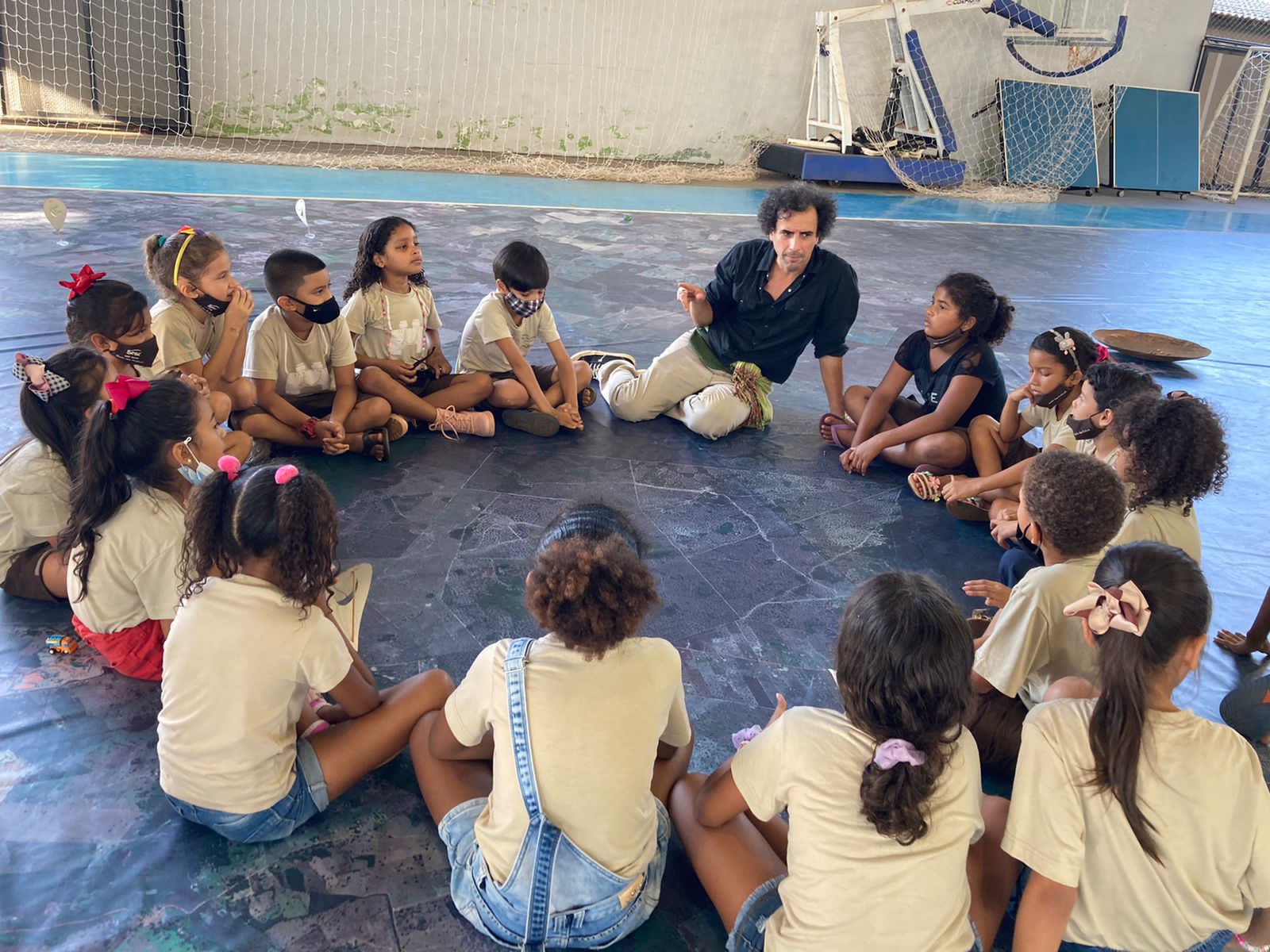 Interação com mapa gigante desperta sentimento de pertencimento e valorização do território em comunidades pantaneiras