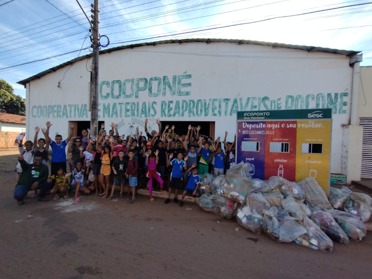Caminhada ecológica retira 50 kg de resíduos das ruas de Poconé e beneficia catadores