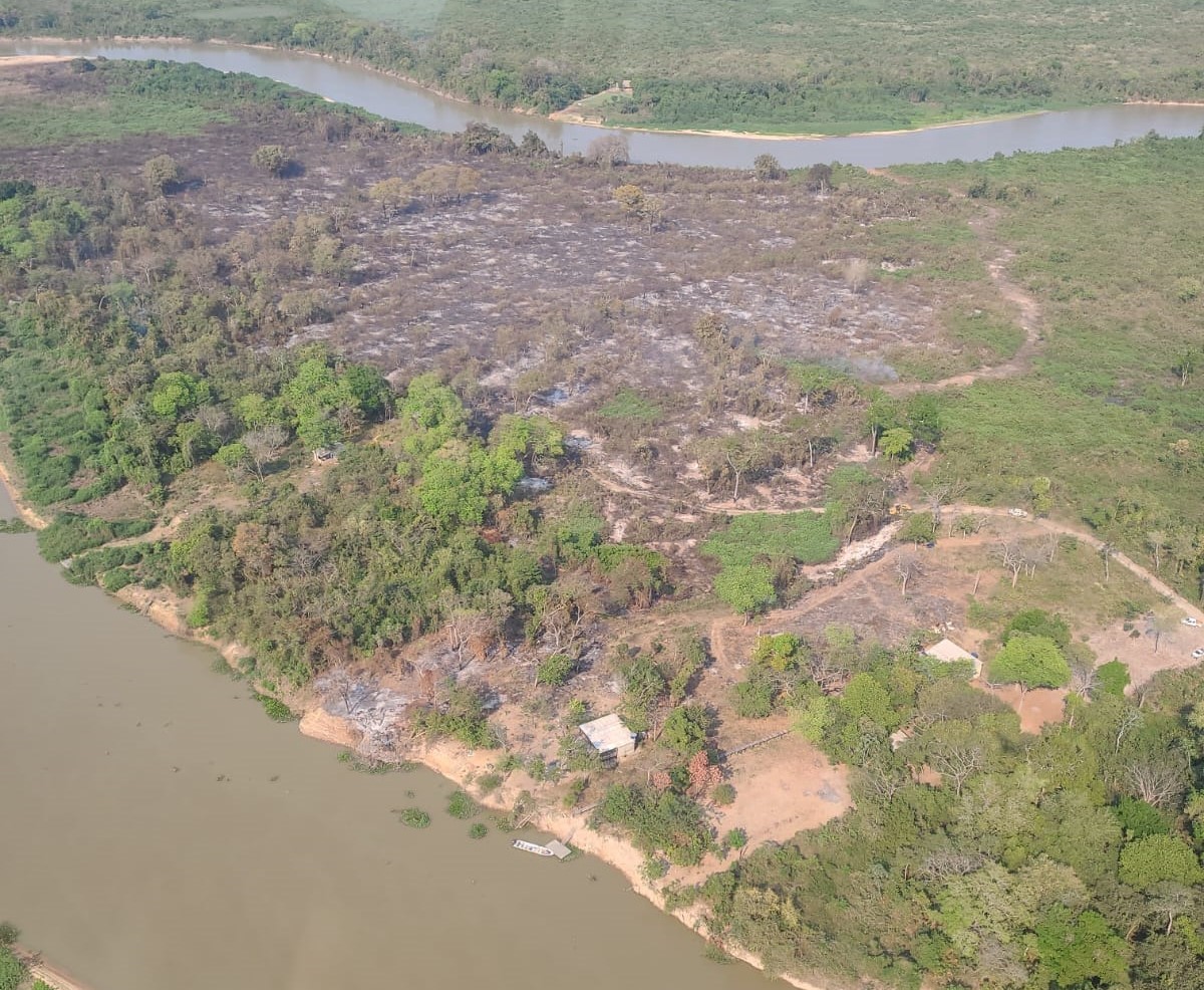 Bombeiros e Sesc Pantanal controlam fogo na região do Piraim, em Poconé