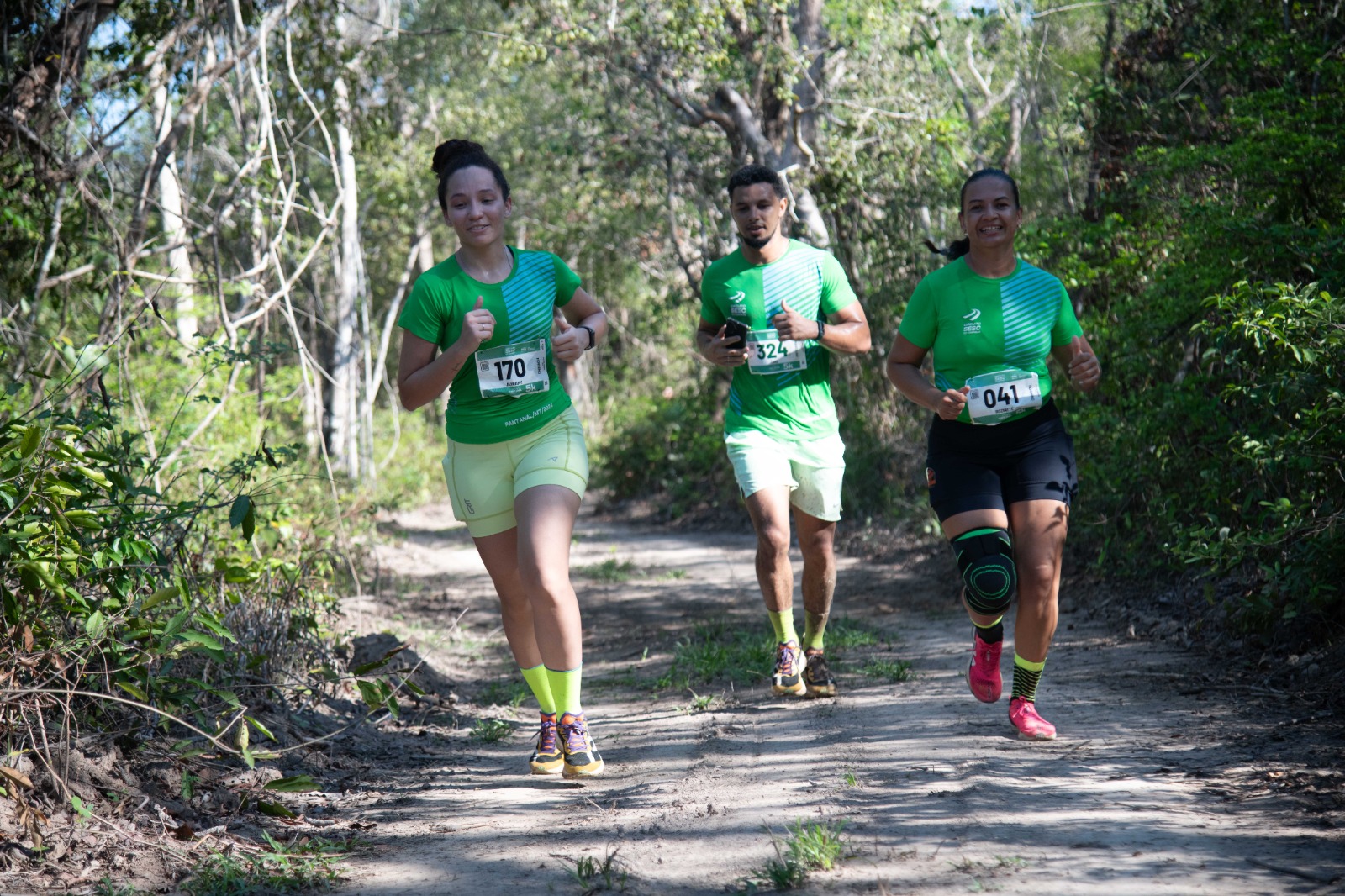 Pais e filho correm juntos pela primeira vez com cadeira adaptada para trilha no Circuito Sesc de Corrida  etapa Pantanal