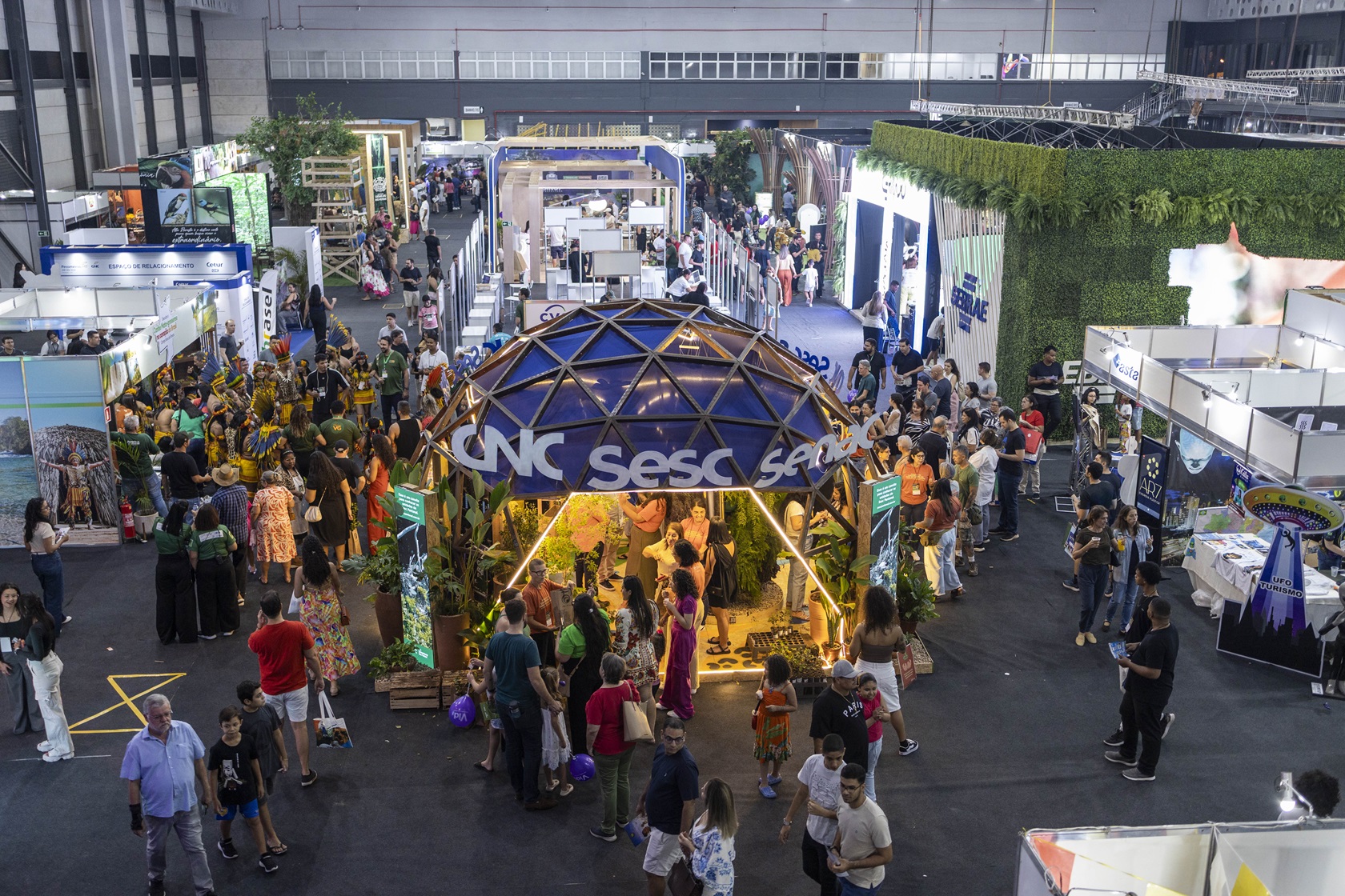 Experiências com a natureza atrai visitantes para o estande do Sesc Pantanal na FIT