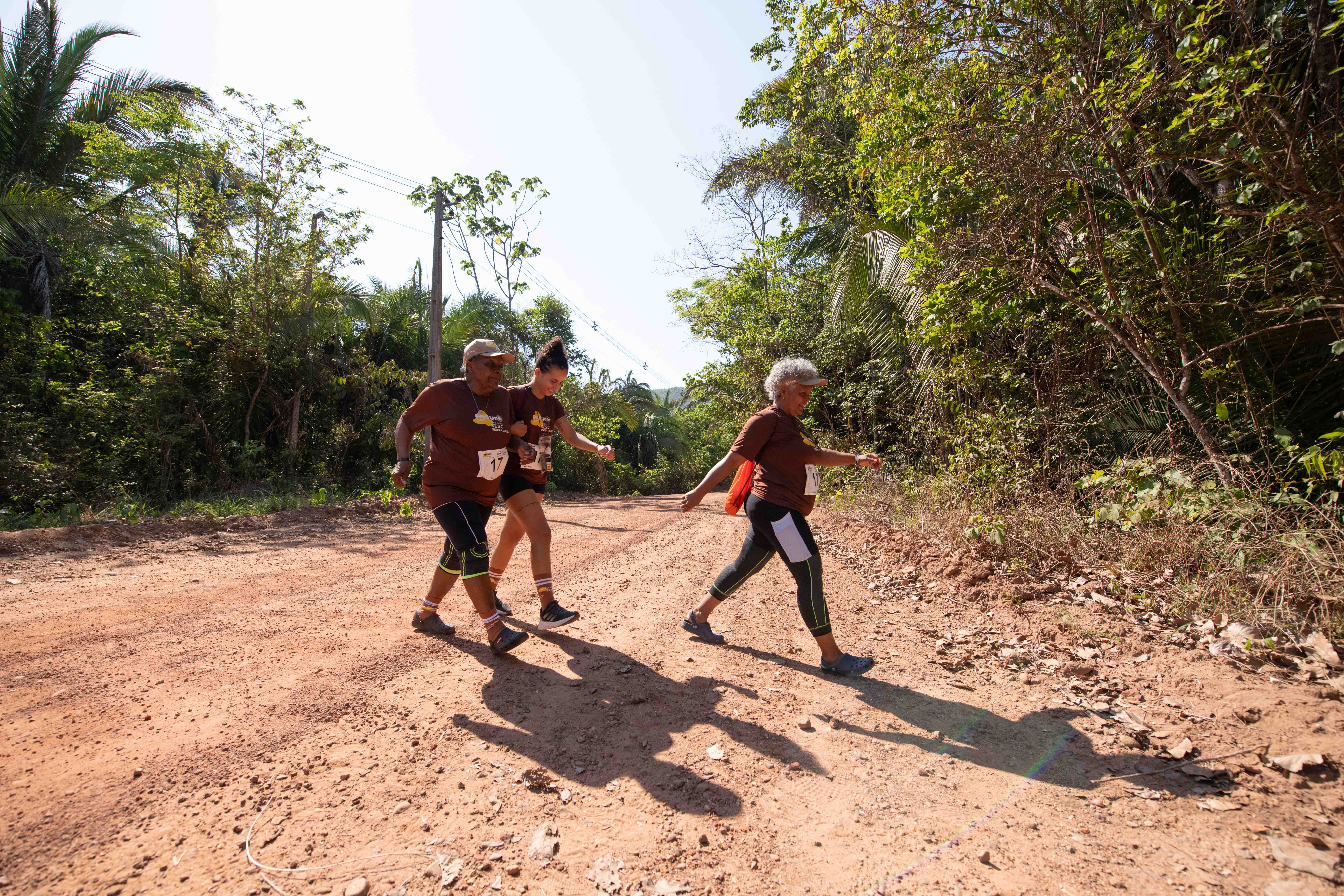 Idade não é limite para movimento: aos 83 anos, Maria Auxiliadora supera 5km de trilha no Enduro a Pé e inspira atletas
